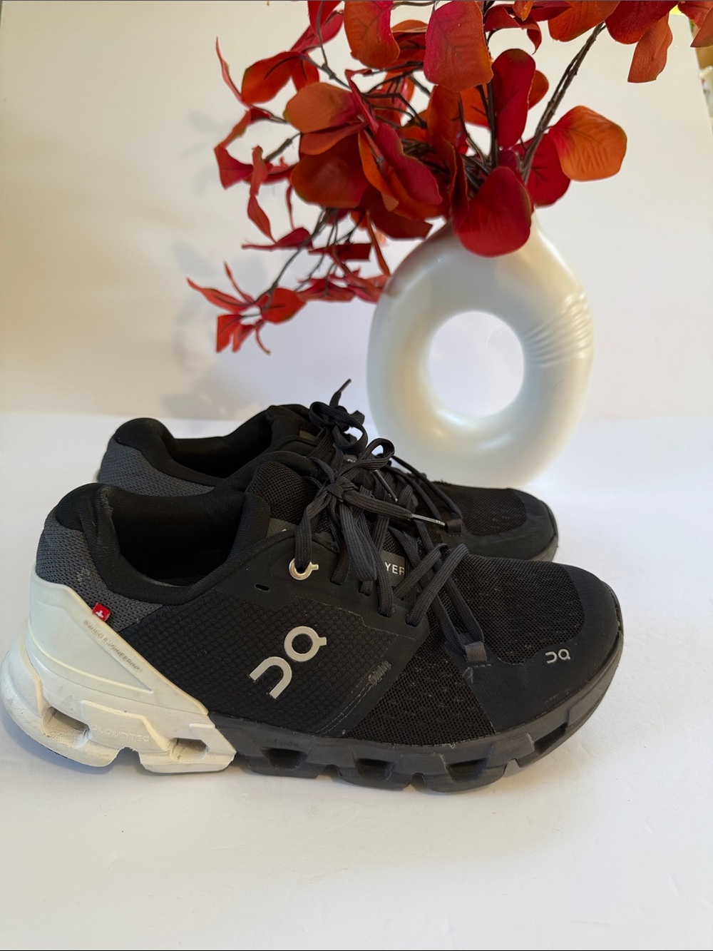 On Running women’s Black and White Sneakers